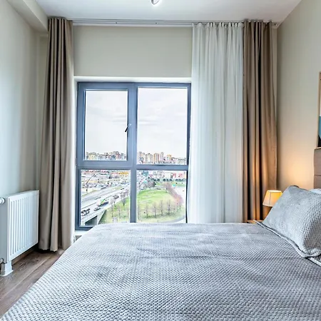 212 Outlet Karsisinda Lux N7 * Istanboel