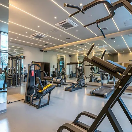 212 Outlet Karsisinda Lux N7 * Istanboel