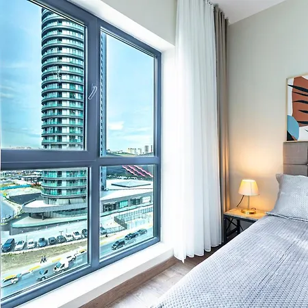 212 Outlet Karsisinda Lux N7 * Istanboel