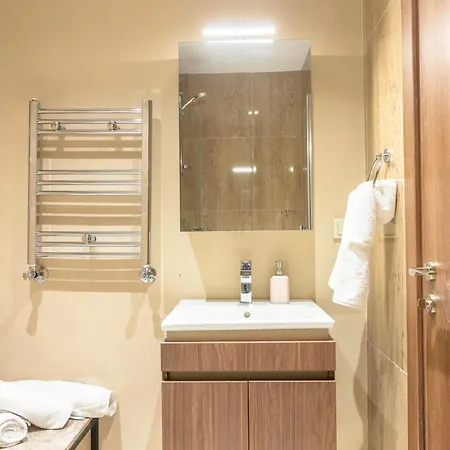 212 Outlet Karsisinda Lux N7 * Istanboel