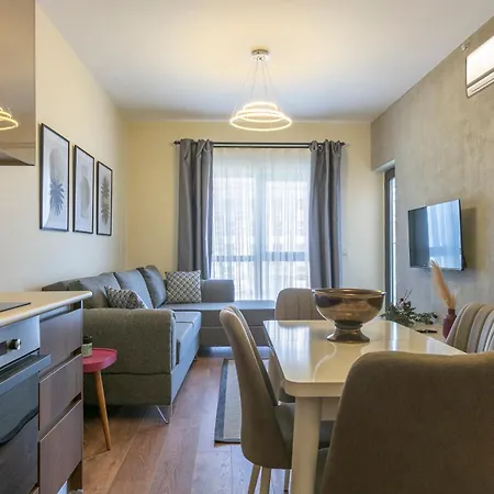 212 Outlet Karsisinda Lux N7 * イスタンブール