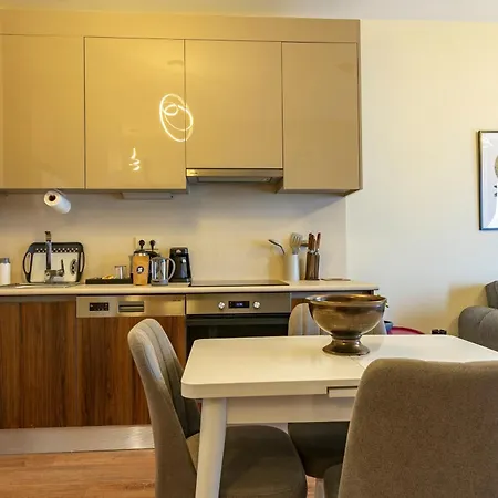 212 Outlet Karsisinda Lux N7 Istanboel